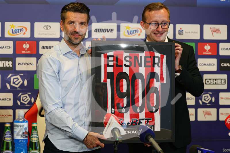 Sport: Konferencja prasowa z nowym trenerem Cracovii- Luka Elsnerem. Krakow. - Agencja Fotograficzna